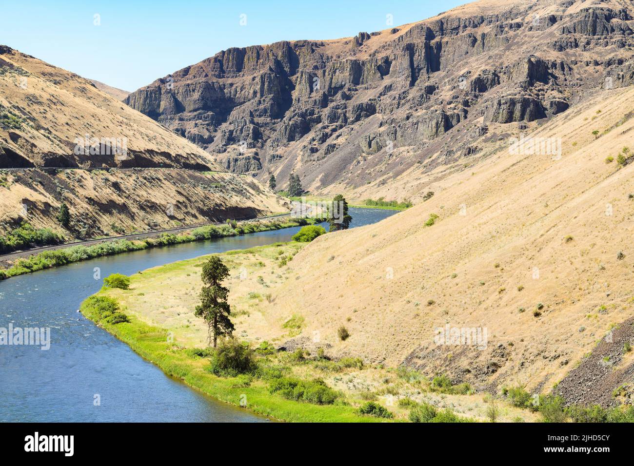 Il fiume Yakima attraversa il canyon secco in estate creando una rigogliosa striscia di verde Foto Stock