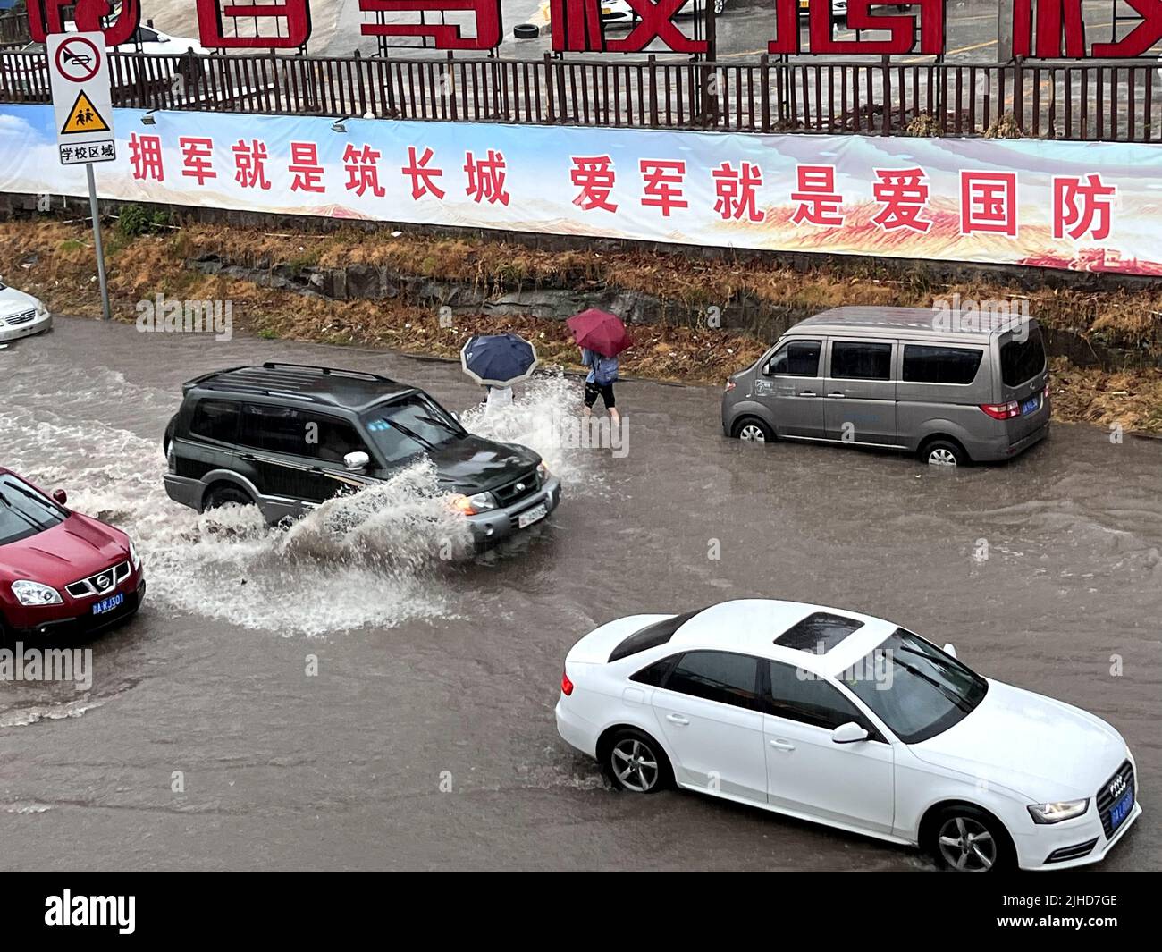 CHONGQING, CINA - 18 LUGLIO 2022 - le automobili attraversano l'acqua causata dalla pioggia torrenziale su Chongqing Road a Chongqing, Cina, 18 luglio 2022. Foto Stock