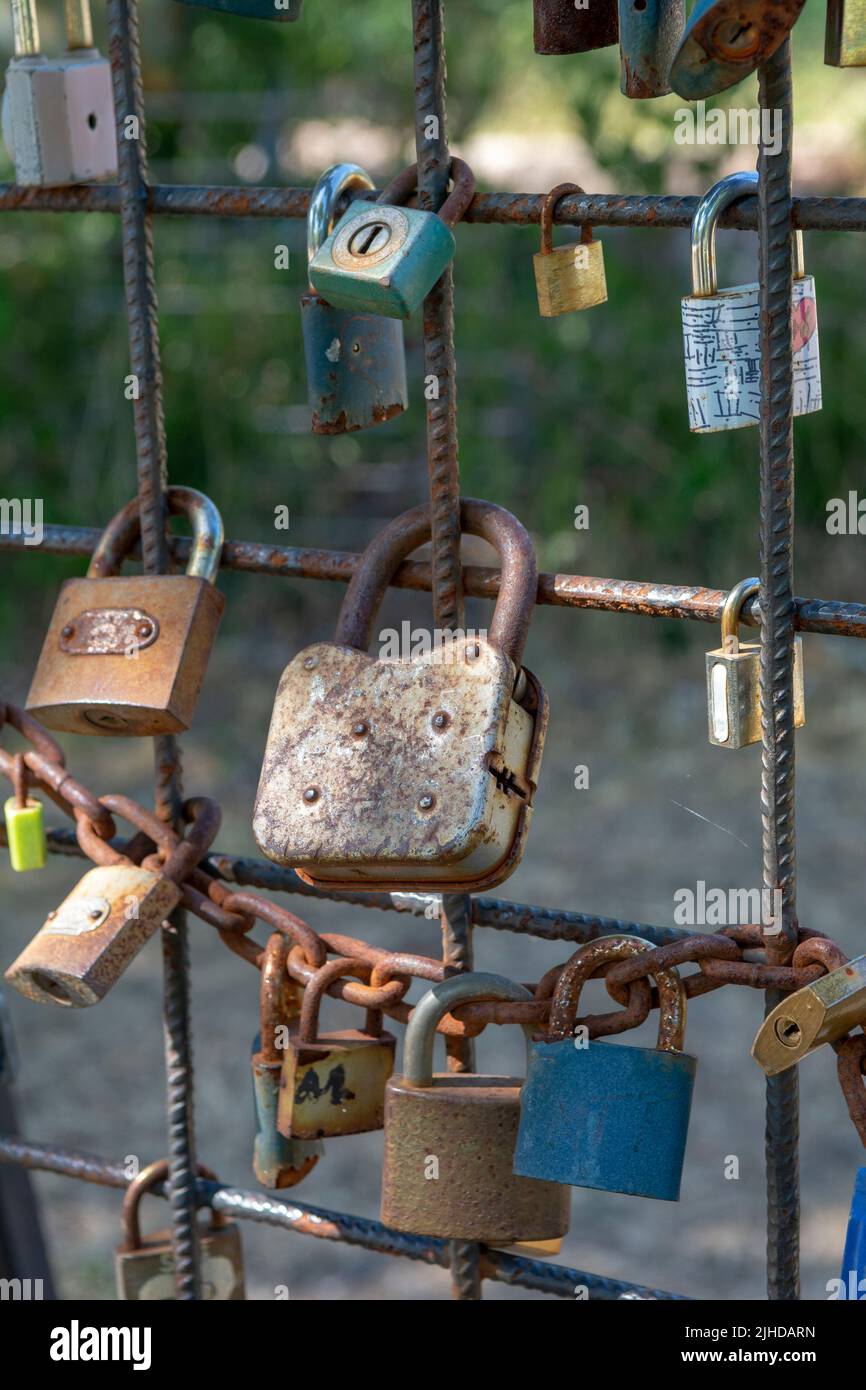 Lucchetti d'amore che rappresentano un amore sempre duraturo. Dettaglio. Primo piano. Foto Stock
