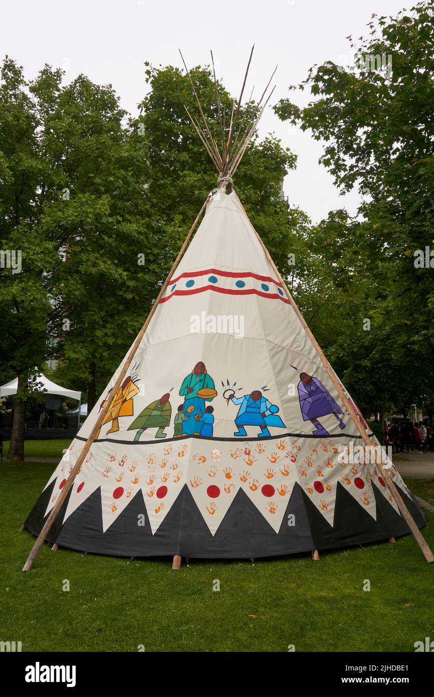 Le prime Nazioni teepee al giorno nazionale delle popolazioni indigene 2022 celebrazioni, Vancouver, British Columbia, Canada Foto Stock