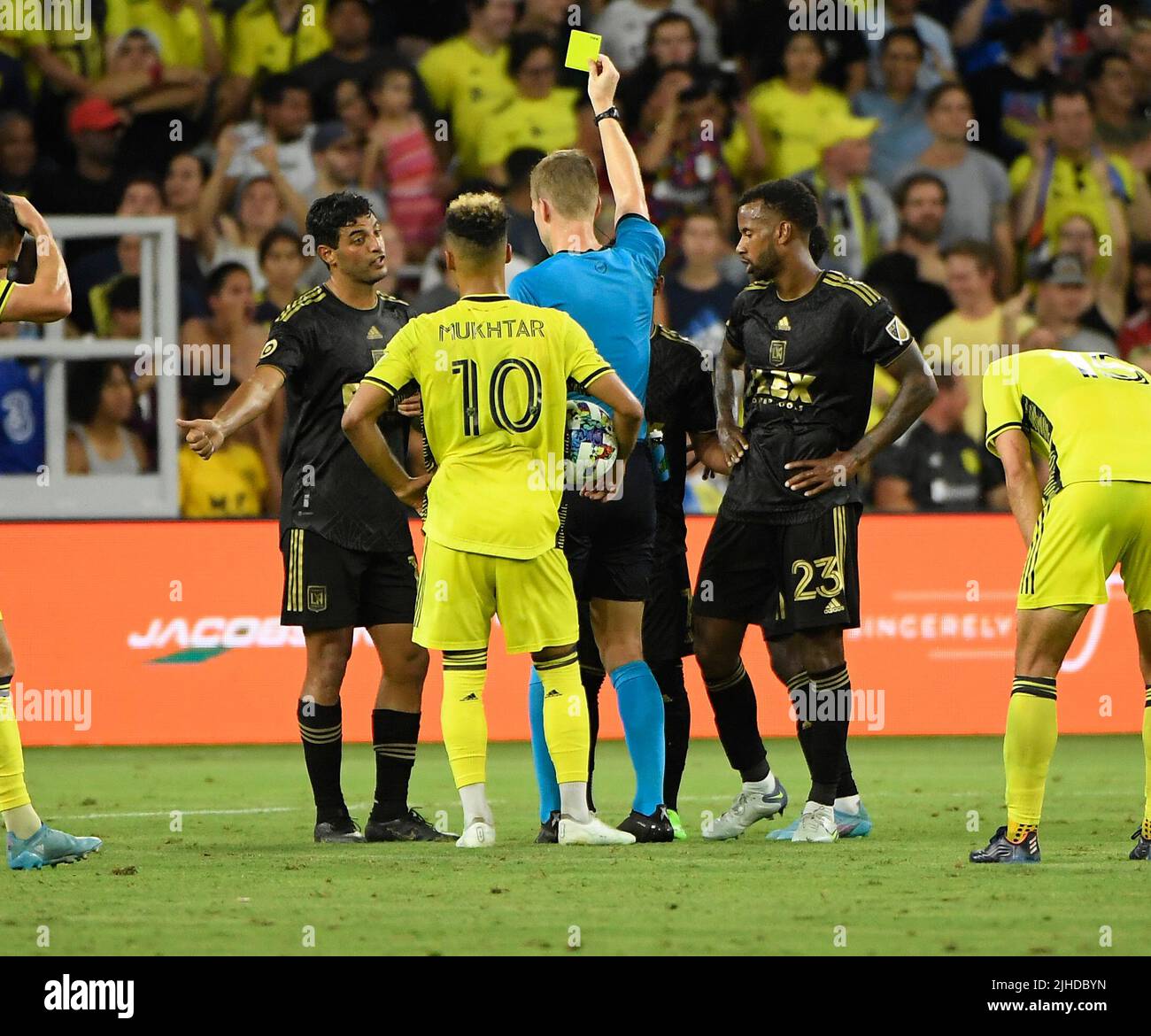 Nashville, Stati Uniti. 17 luglio 2022: Los Angeles FC Forward Latif Blessing (7) viene emessa una carta gialla contro il Nashville SC durante la seconda metà di una partita MLS tra il Los Angelas FC e Nashville SC al Geodis Park di Nashville TN Steve Roberts/CSM Credit: CAL Sport Media/Alamy Live News Foto Stock