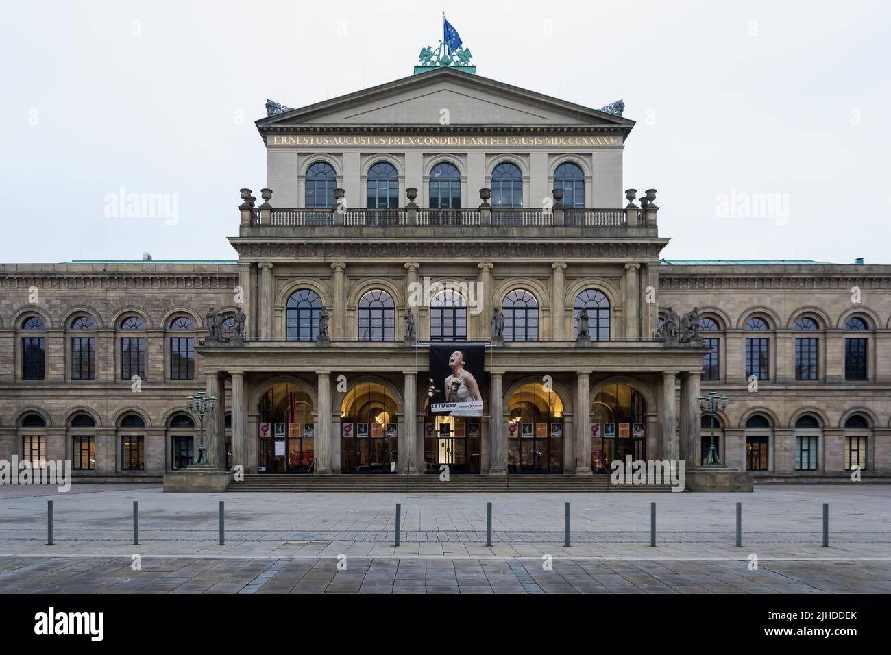 Dettaglio architettonico della sede di Staatsoper Hannover (Hanover state Opera), un teatro costruito in stile classico nel 1852 e ricostruito nel 1948 Foto Stock