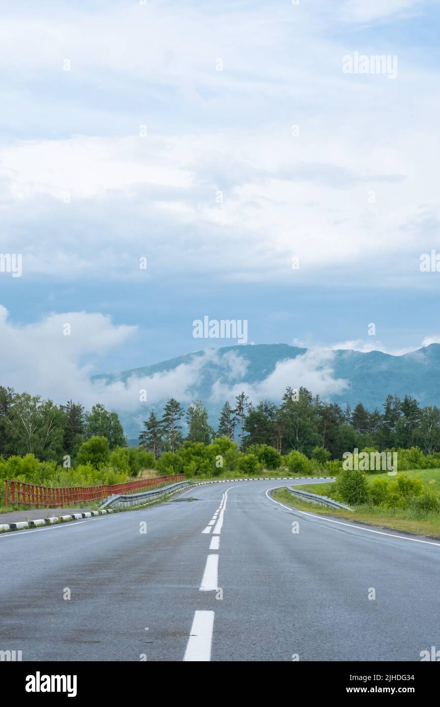 Strada vuota. Autodromo senza auto in montagna tra pinete. Avventura o viaggio in background. Foto Stock