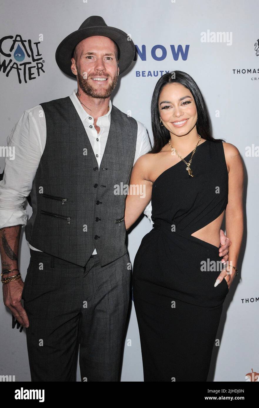 Beverly Hills, California. 17th luglio 2022. Oliver Trevena, Vanessa Hudgens agli arrivi PER NESSUN BAMBINO AFFAMATO x Cali Cares Charity Dinner, Spago, Beverly Hills, CA 17 luglio 2022. Credit: Elizabeth Goodenough/Everett Collection/Alamy Live News Foto Stock