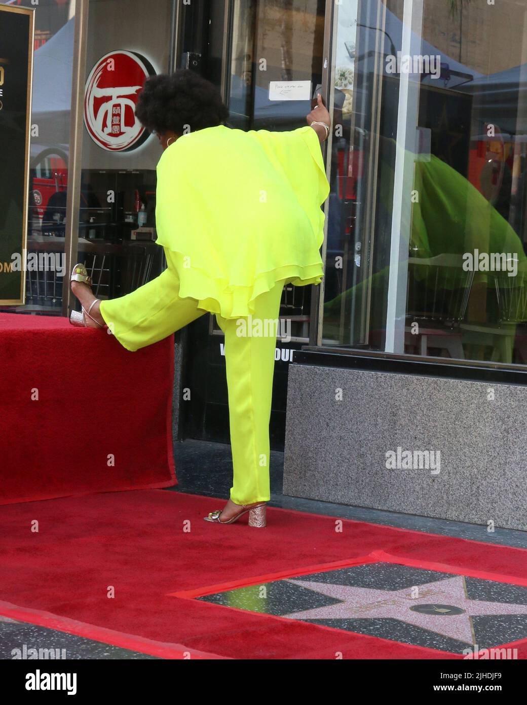 15 luglio 2022, Los Angeles, CA, Stati Uniti d'America: LOS ANGELES - LUG 15: Jenifer Lewis Stretching alla cerimonia di Lewis di Jenifer sulla Hollywood Walk of Fame il 15 luglio 2022 a Los Angeles, CA (Credit Image: © Kay Blake/ZUMA Press Wire) Foto Stock