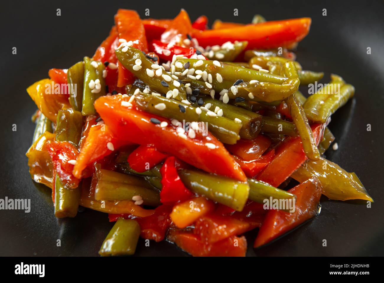 Cibo di strada asiatico in salsa. Verdure arrosto coreane. Verdure fritte thailandesi in salsa Foto Stock