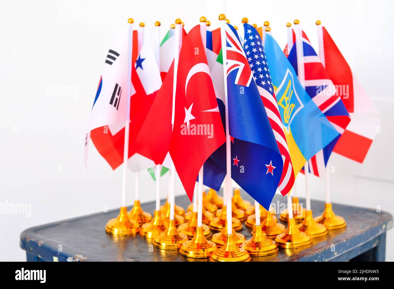 set di bandiere nazionali di diversi paesi in primo piano, stand con il concetto di ucraina Foto Stock