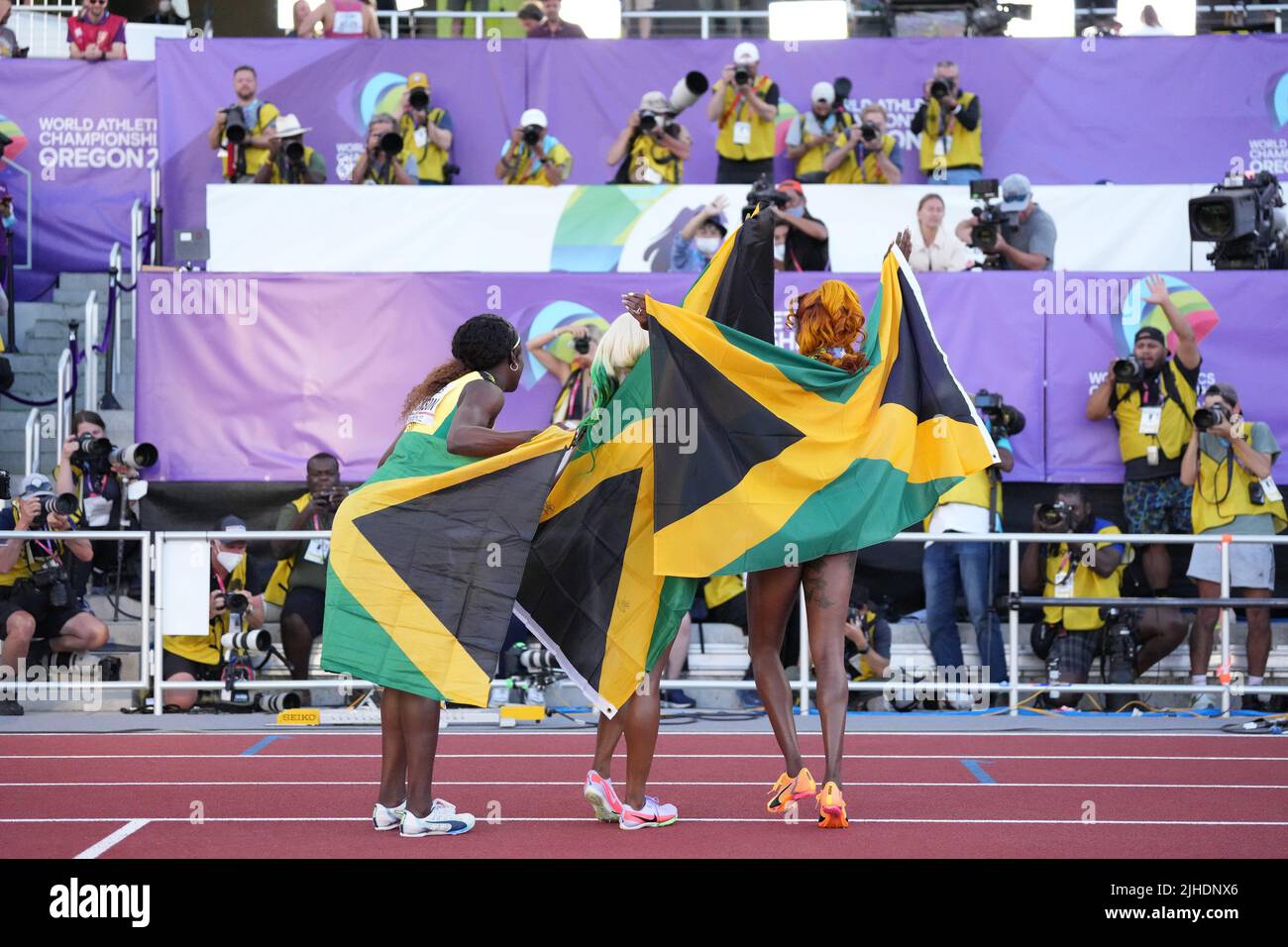 Eugene, Stati Uniti. 17th luglio 2022. Jamaica Shelly-Ann Fraser-Pryce (C) si pone con i suoi connazionali Shericka Jackson (L) ed Elaine Thompson-Herah dopo la finale femminile del 100m al World Athletics Championships Oregon22 a Eugene, Oregon, Stati Uniti, 17 luglio 2022. Credit: WU Xiaoling/Xinhua/Alamy Live News Foto Stock