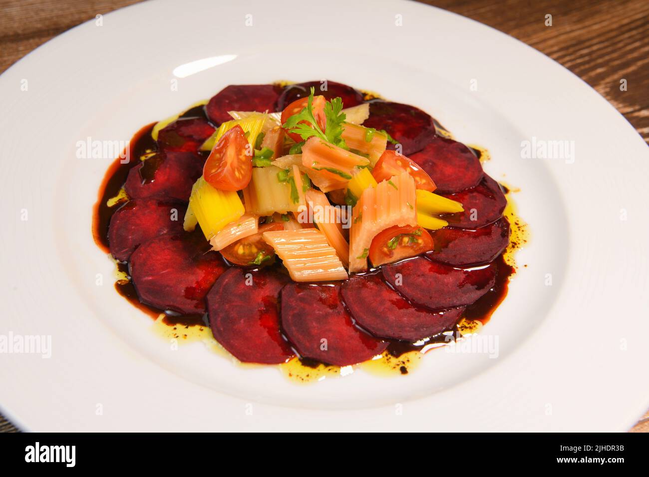 Insalata fresca con barbabietola cruda, chard multicolore e pomodoro ciliegia Foto Stock