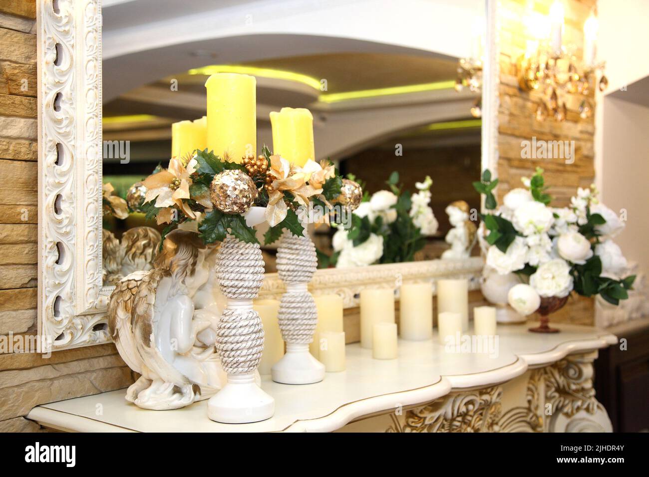 Tavolo in un ristorante. Tavolo con bicchieri, posate e piatti. Ristorante interno. Foto Stock