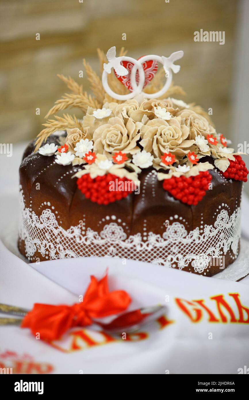 Pagnotta per matrimoni. Focaccia per matrimoni con bacche di viburno. Cerimonia nuziale. Foto Stock