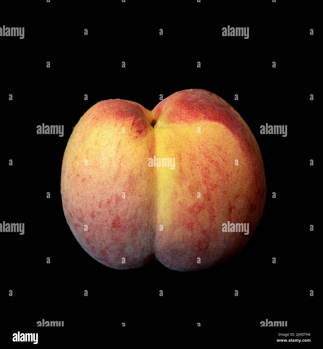 Immagine di dolce frutto di pesca su sfondo nero Foto Stock