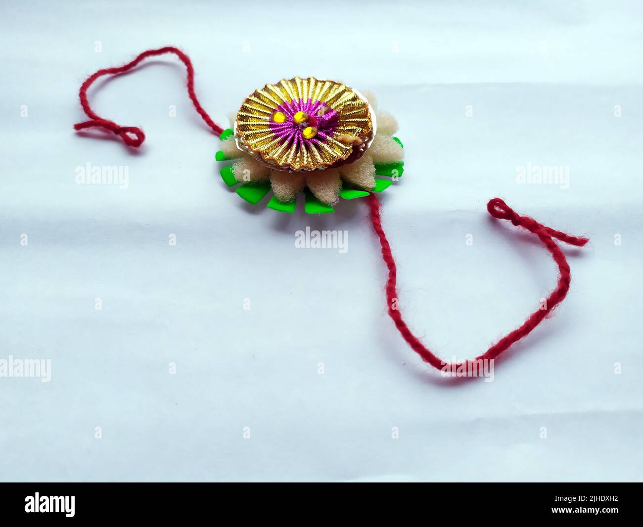 rakhi rosso per raksha bhandhan isolato su sfondo bianco Foto Stock