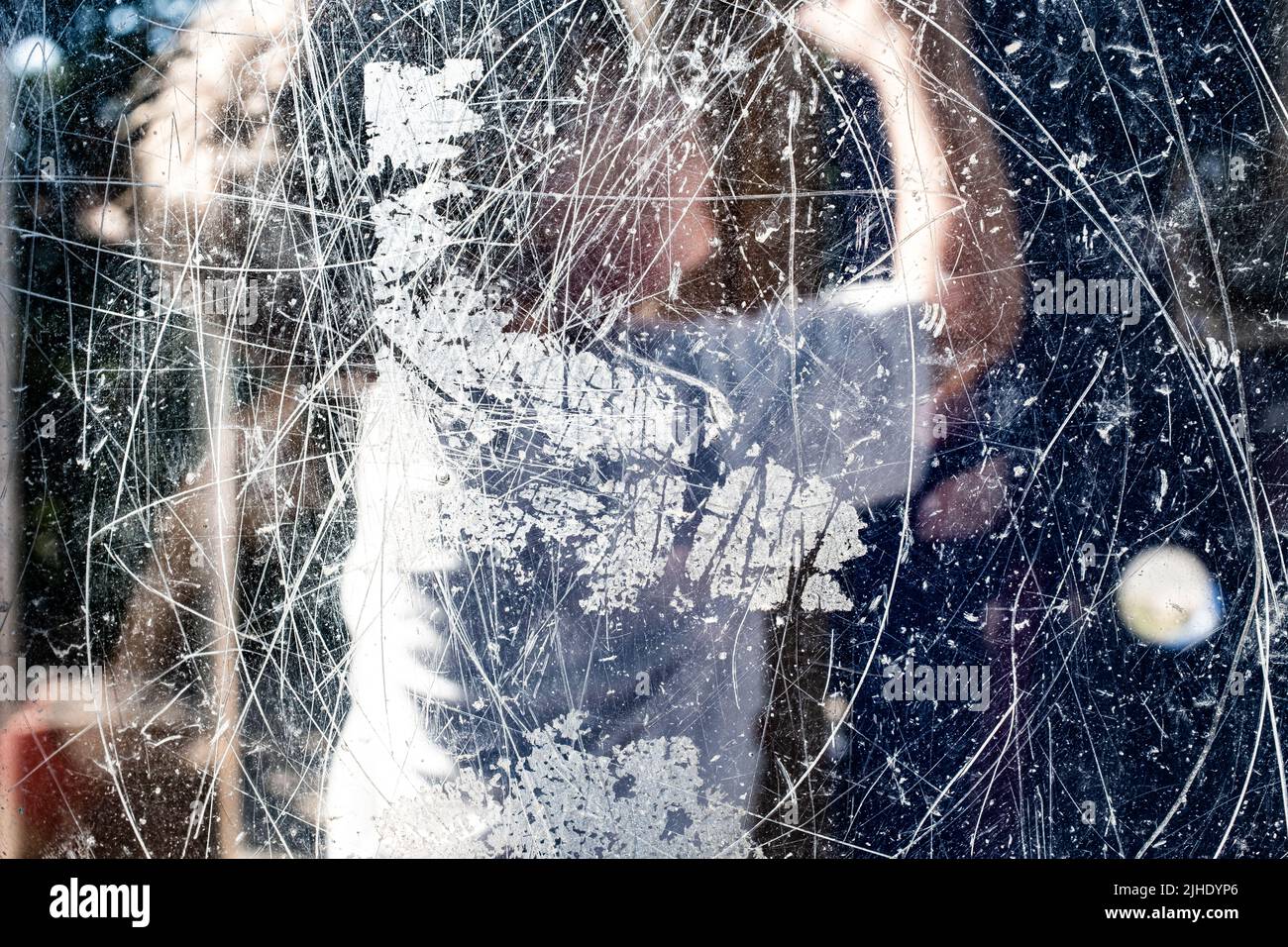 Grana del vetro trasparente graffiata e sporca Foto Stock