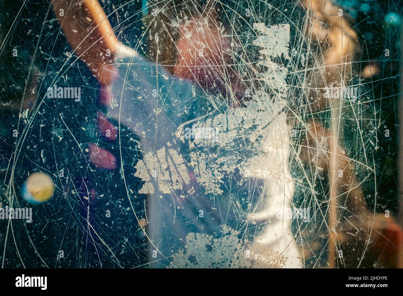 Grana del vetro trasparente graffiata e sporca Foto Stock