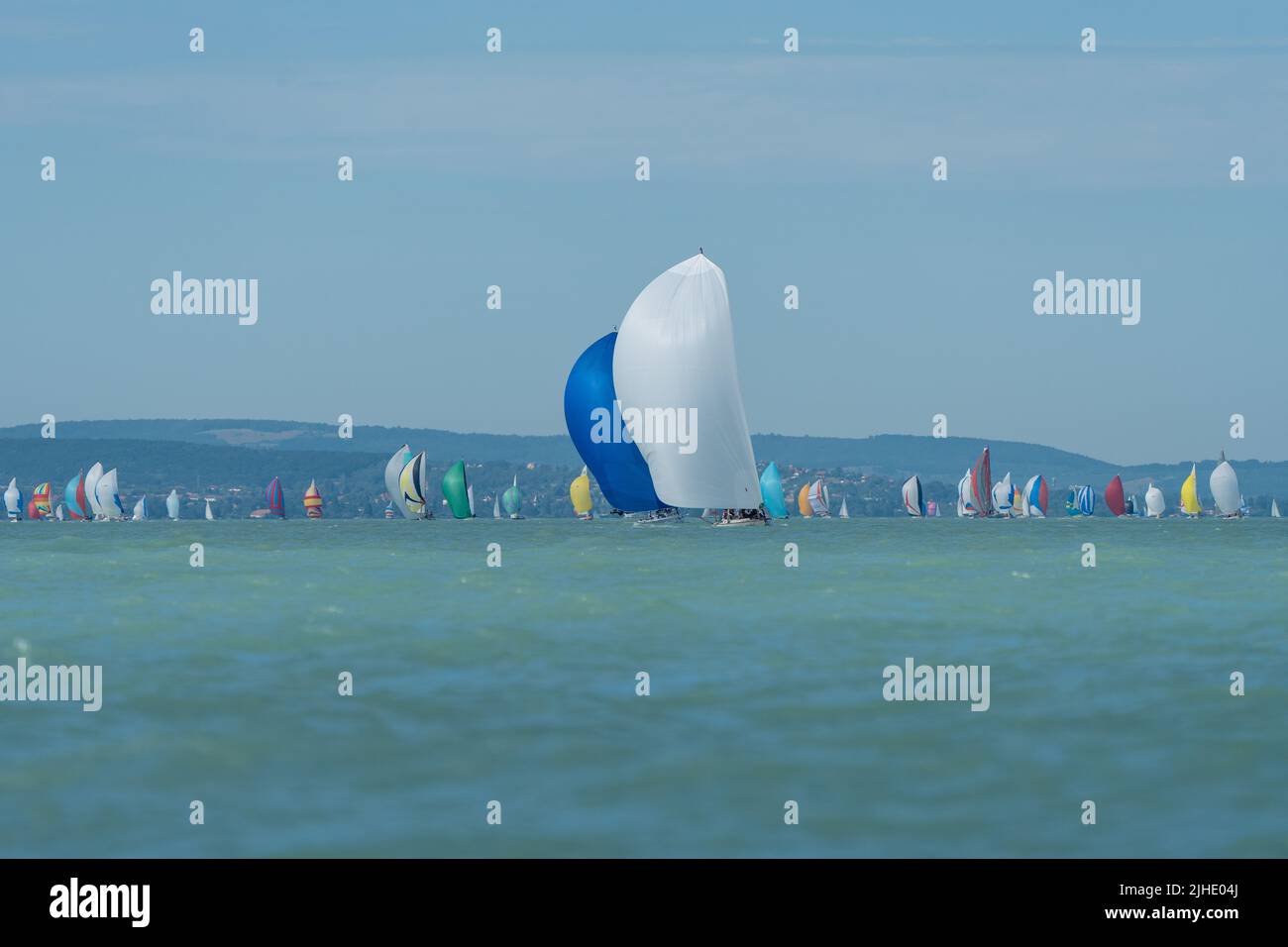 TIHANY - LUGLIO 14 : le barche a vela gareggiano sul campionato Kekszalag 54 al lago Balaton il 14 Luglio 2022 a Tihany, Ungheria. Foto Stock