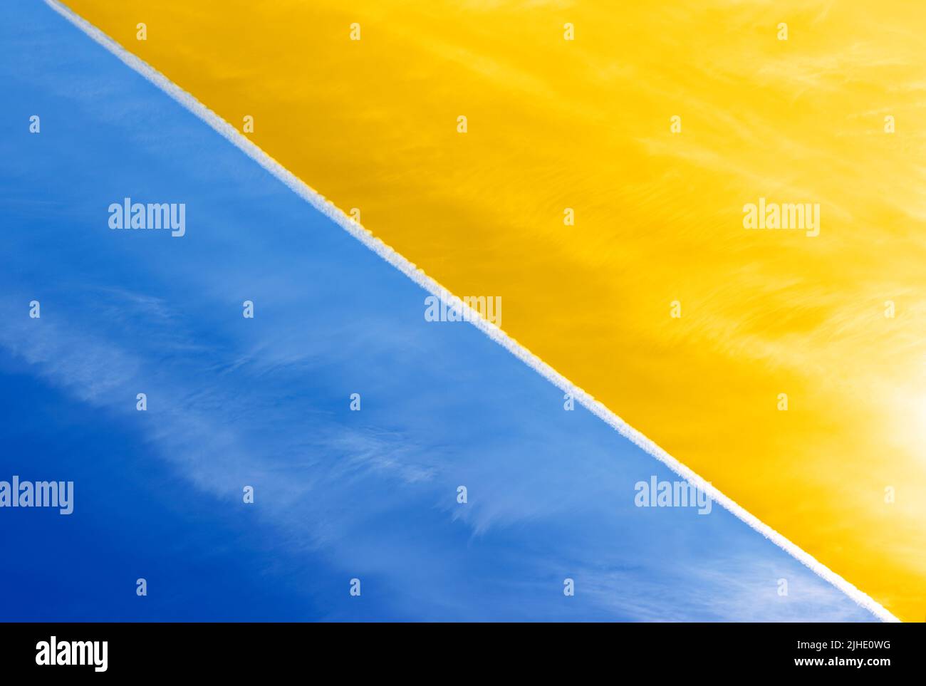 Cielo con una traccia di un aeroplano nei colori della bandiera Ucraina Foto Stock