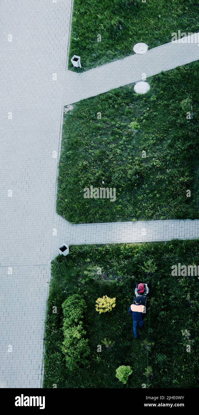 Tosaerba grande per taglio erba verde. Immagine aerea dall'alto verso il basso. Foto Stock