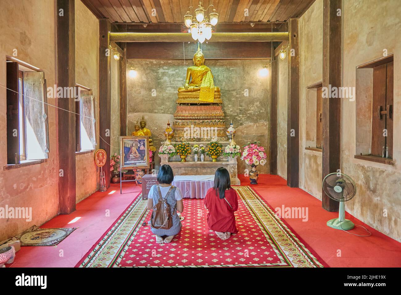 Le donne thailandesi pregano in un tempio thailandese Foto Stock