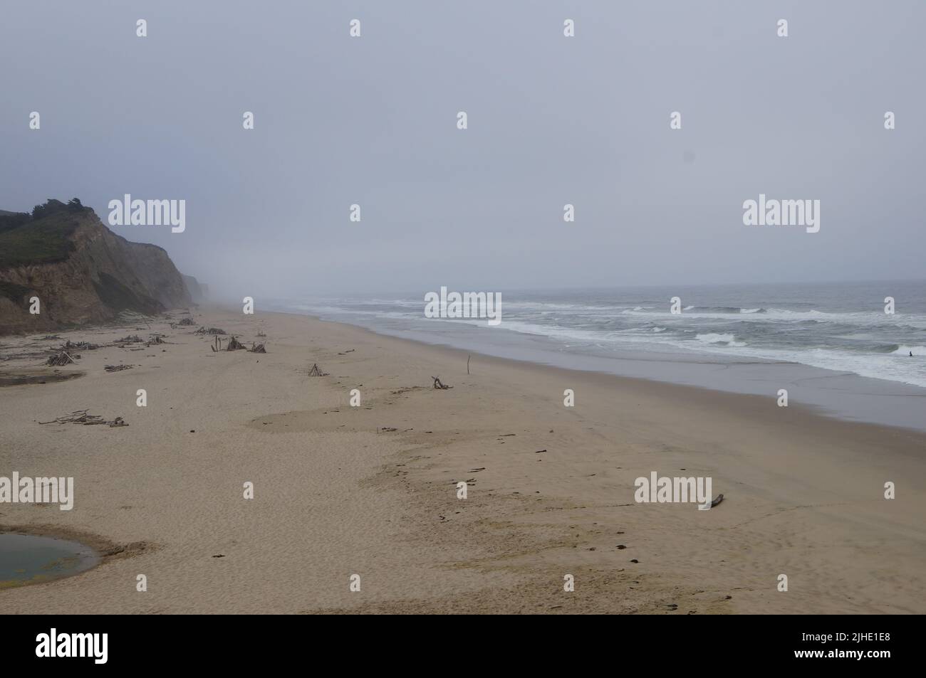 spiaggia vuota con onde Foto Stock