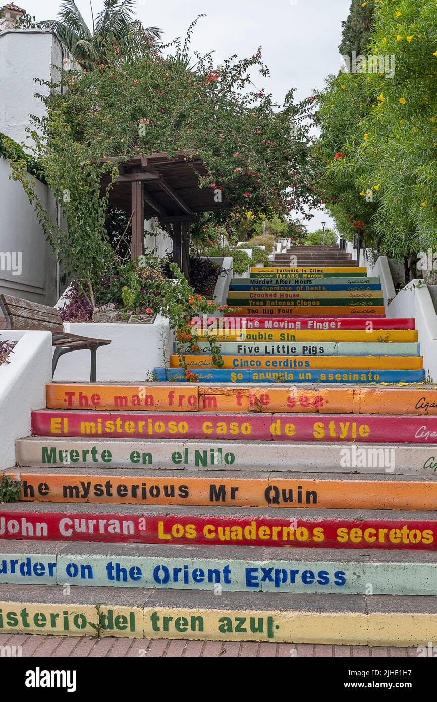 Gradini dipinti per assomigliare alle spine di alcuni dei libri dell'autore, chiamati in inglese o spagnolo su Calle de Agatha Christie, Puerto de la Cruz Foto Stock