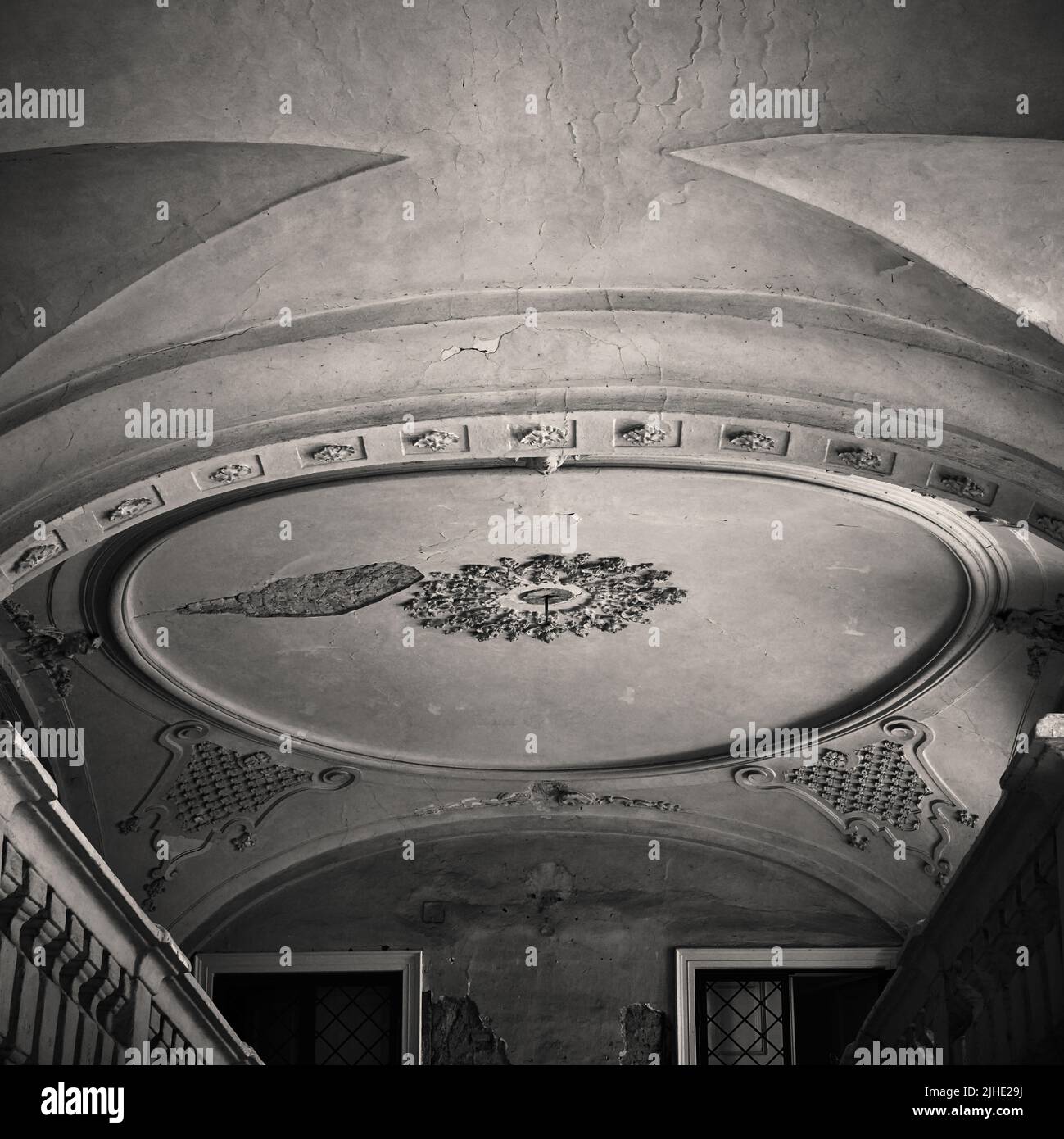 Soffitto a volta ornato all'interno dello storico castello di Holíč a Holíč, Slovacchia. Foto Stock