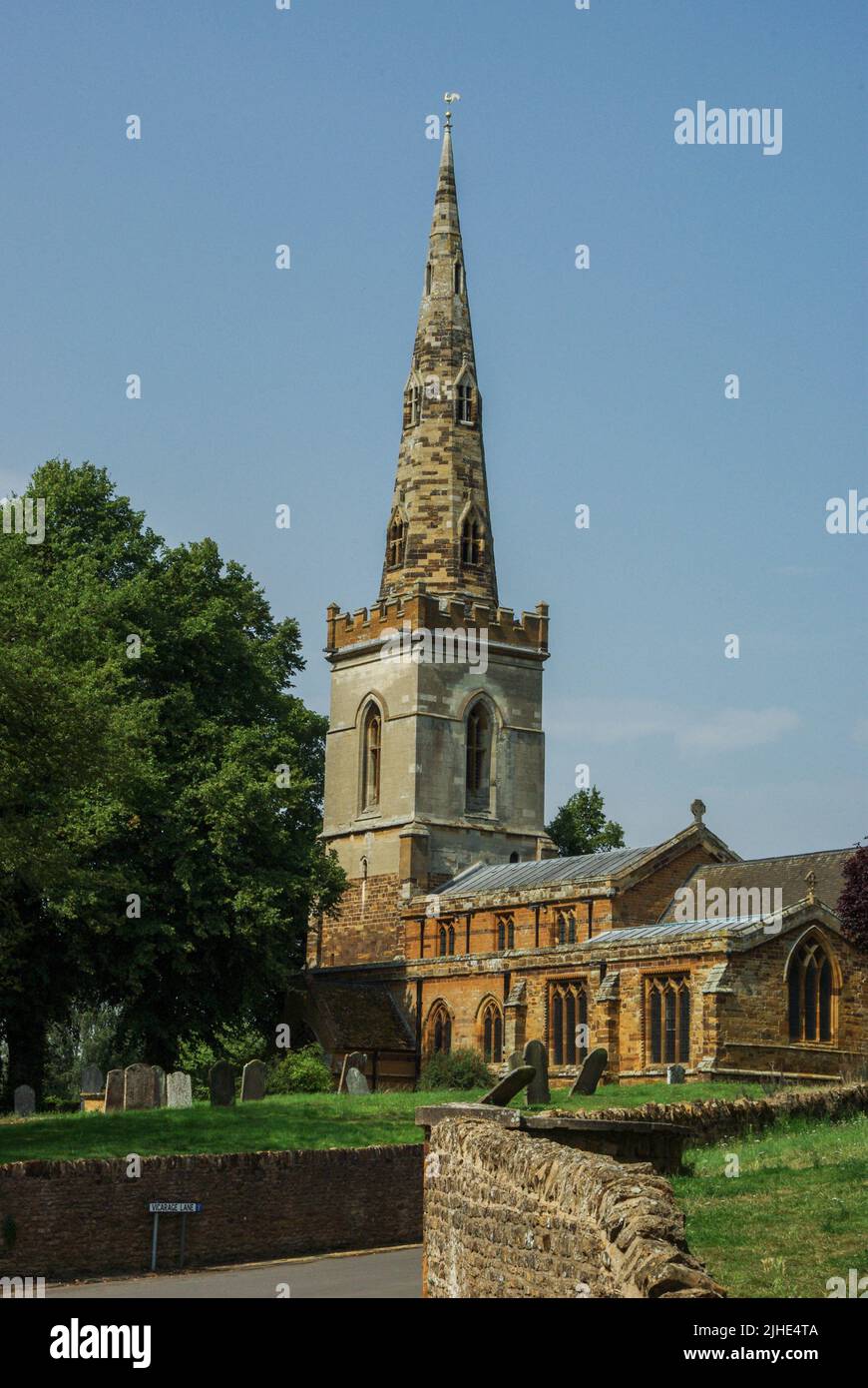 Esterno della chiesa normanna di St Andrew nel villaggio di Spratton, Northamptonshire, Regno Unito Foto Stock