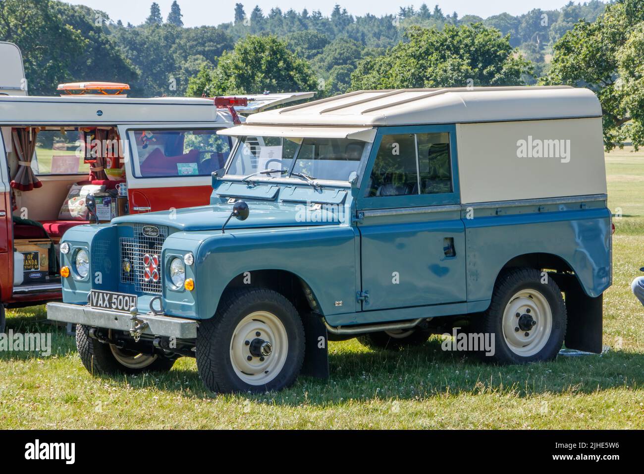 Classic vintage Land Rover 110 Defender in blu Foto Stock