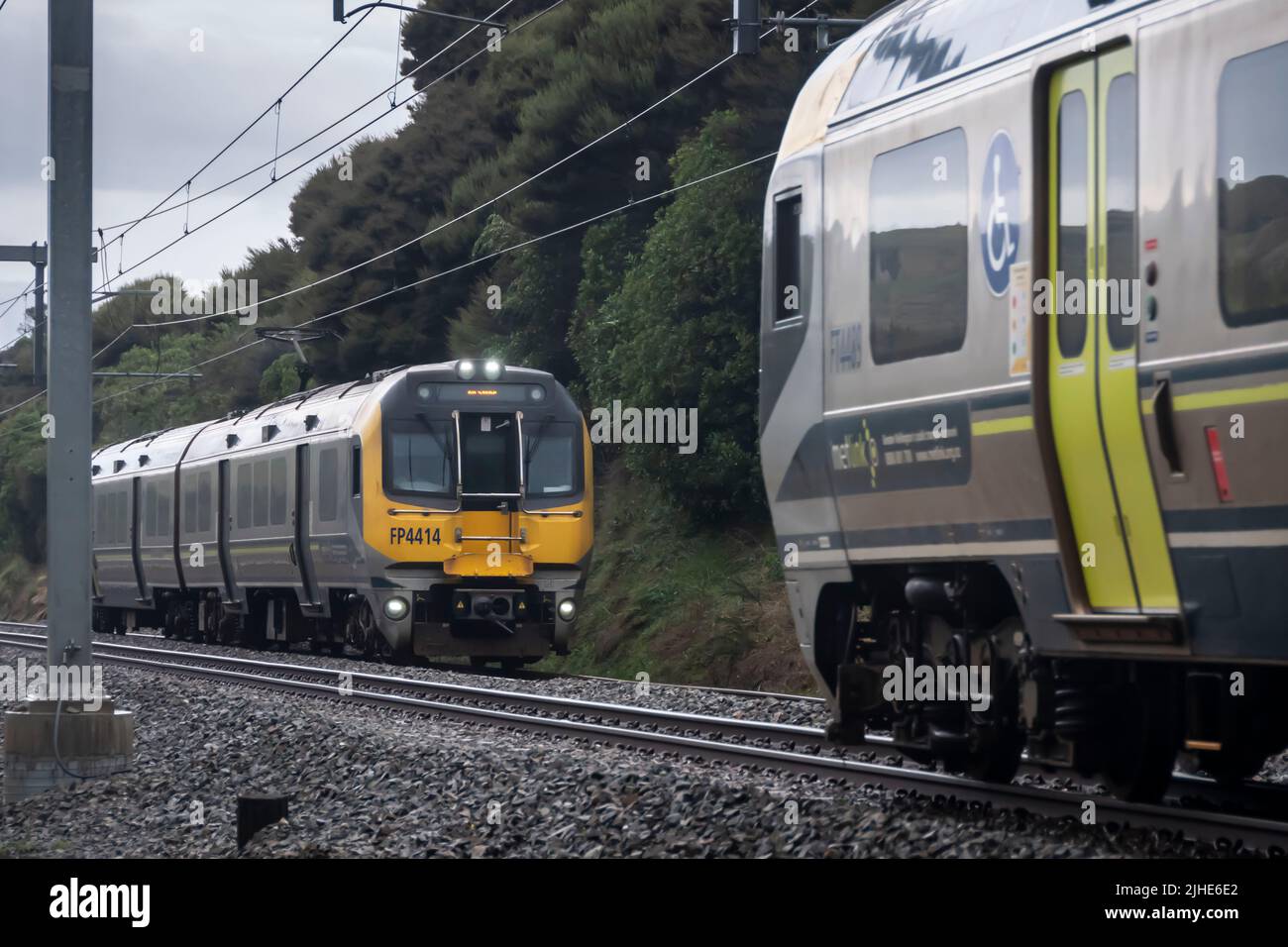 Treni suburbani, unità multiple elettriche, Pukerua Bay, Wellington, North Island, Nuova Zelanda Foto Stock