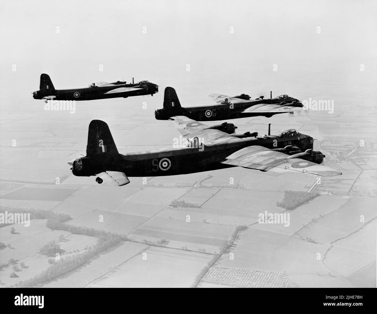 Foto d'epoca circa 1943 di un volo di breve Stirling Mark 1 bombardieri della Royal Air Force di No. 1651 unità di conversione pesante a RAF Waterbeach durante la seconda guerra mondiale Foto Stock