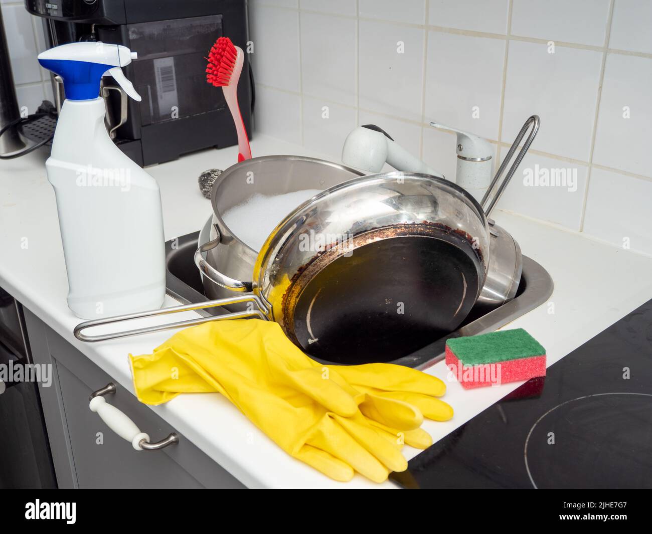 Lavaggio piatti durante la pulizia della casa. Pulizia della cucina. Piatti sporchi. Foto Stock