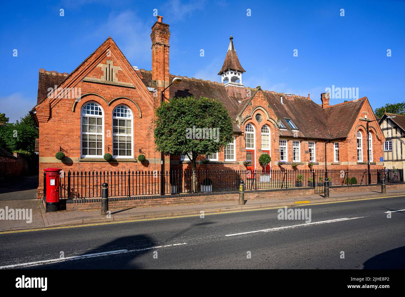 La vecchia scuola High Street Henley in Arden ora convertito in case Warwickshire Inghilterra Regno Unito Foto Stock