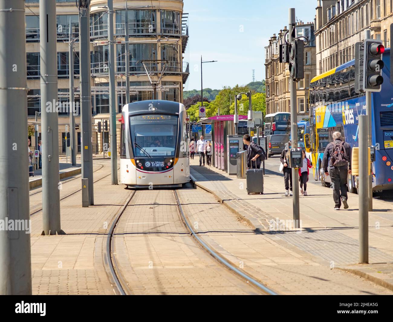 Edimburgo, Scozia, Regno Unito – Giugno 20 2022. Vista frontale di un tram fuori dalla stazione di Haymarket a Edimburgo, la capitale della Scozia Foto Stock