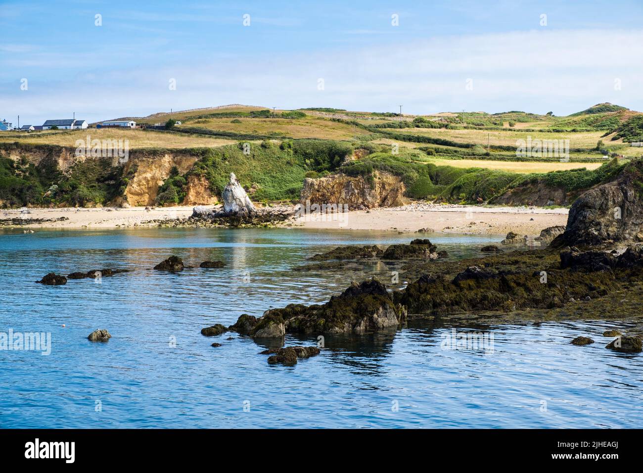 Porth Padrig spiaggia sabbiosa isolata vista dal sentiero costiero intorno a Cemaes Bay, Llanbadrig, Cemaes, Isola di Anglesey, Galles, Regno Unito, Gran Bretagna Foto Stock