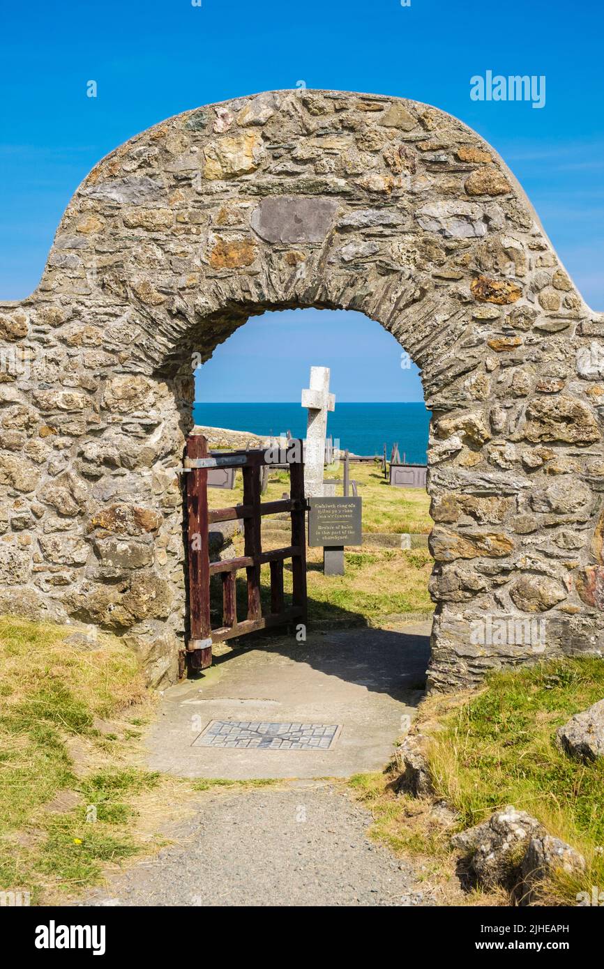 Arco in pietra e porta d'ingresso al cimitero per la chiesa di Llanbadrig (San Patrizio) sulla costa. Cemaes, Isola di Anglesey, Galles, Regno Unito, Gran Bretagna Foto Stock
