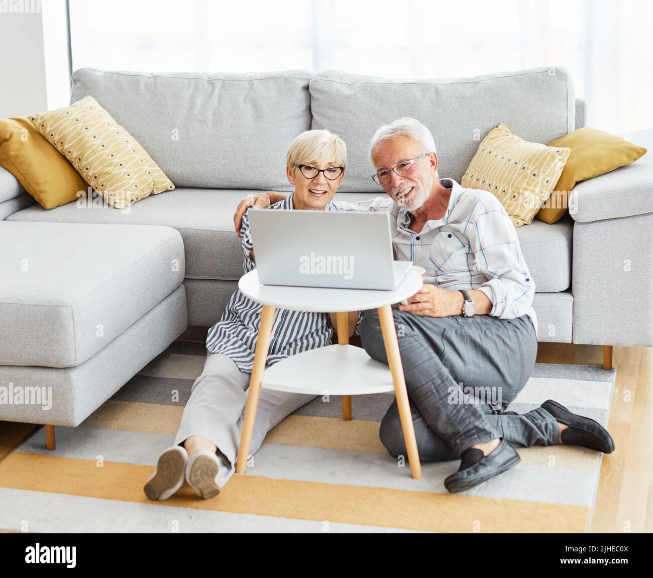 senior coppia felice computer portatile amore insieme anziani amore uomo donna shopping online internet Foto Stock