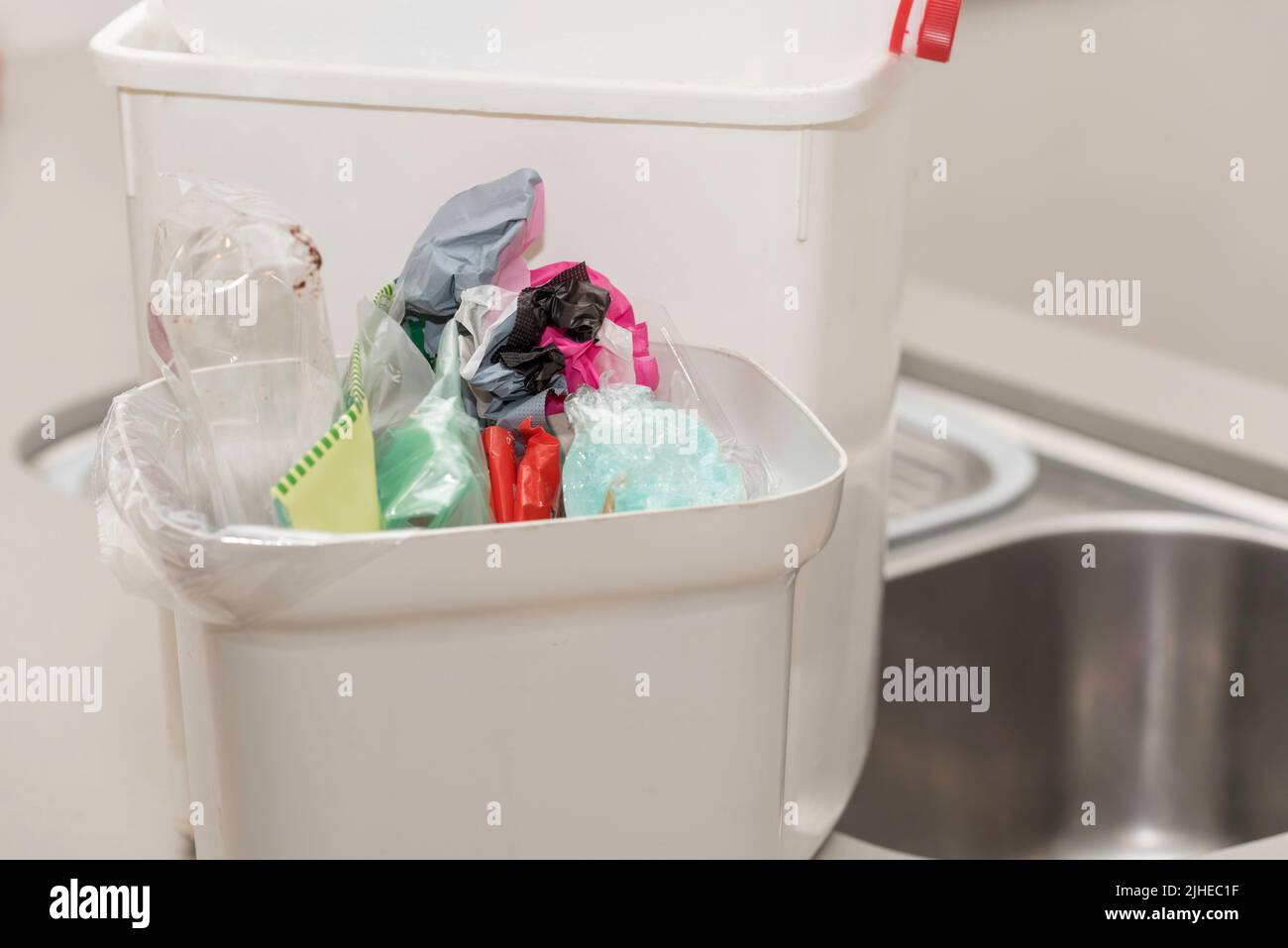 Plastica morbida raccolta in una casa a Sydney, Australia, pronta per il riciclaggio attraverso un vicino punto di consegna. Redcycle Foto Stock