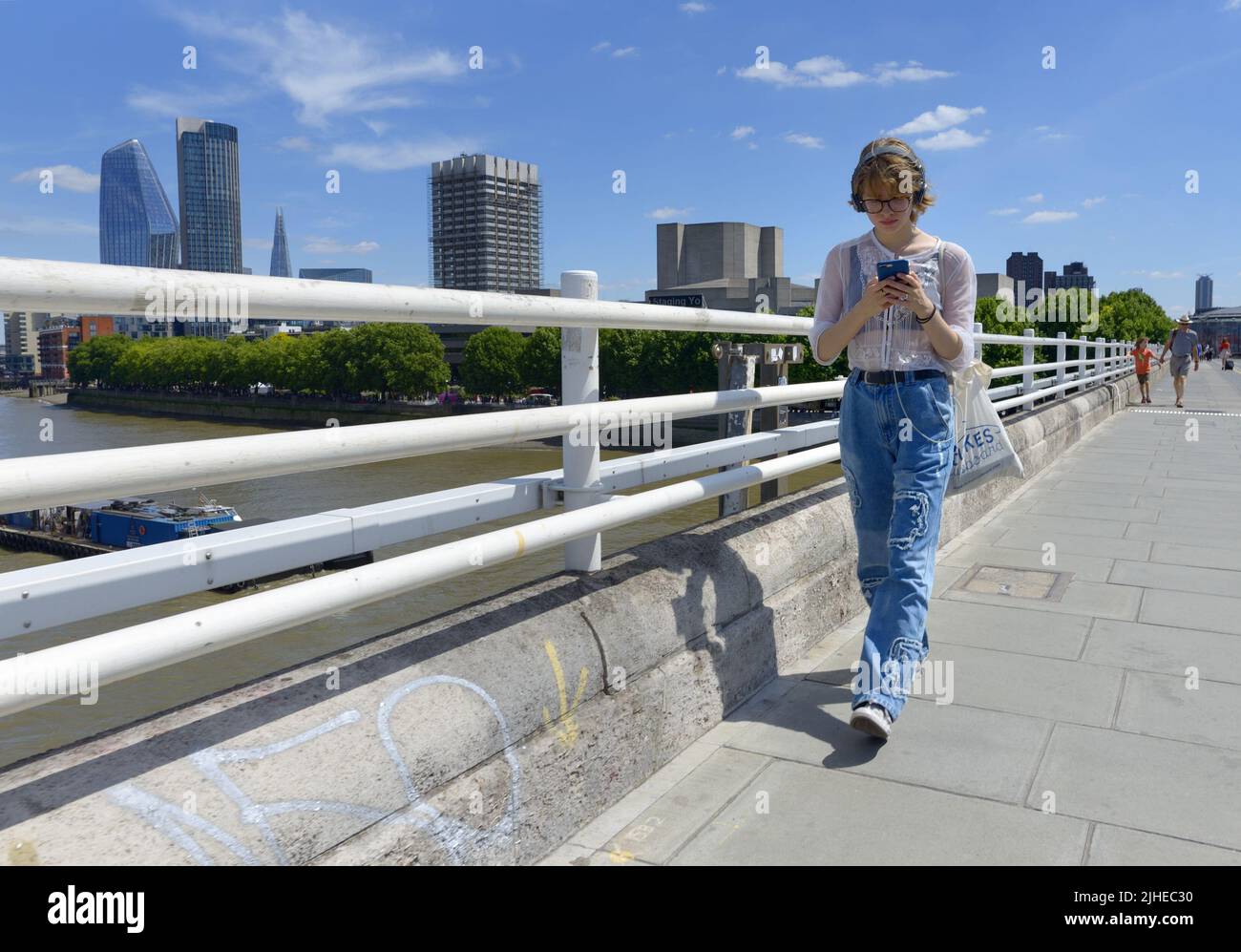 Londra, Inghilterra, Regno Unito. Waterloo Bridge attraverso il Tamigi - guardando a sud verso il complesso South Bank Foto Stock