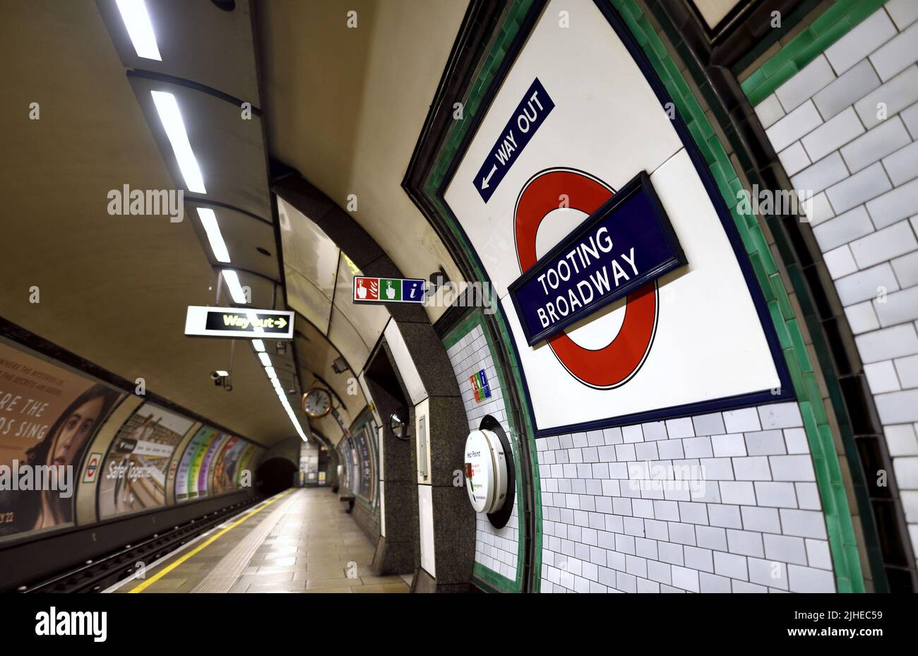 Londra, Inghilterra, Regno Unito. Stazione della metropolitana di Tooting Broadway Foto Stock