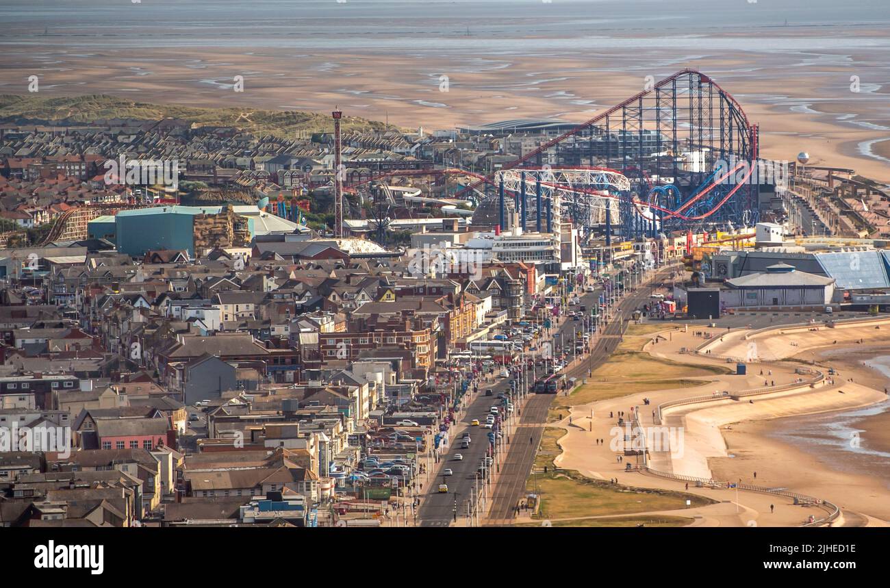 Vista generale del Golden Mile di Blackpool, Regno Unito, Data foto: 14 luglio 2022. Credit Anthony Devlin/Alamy Live News Foto Stock