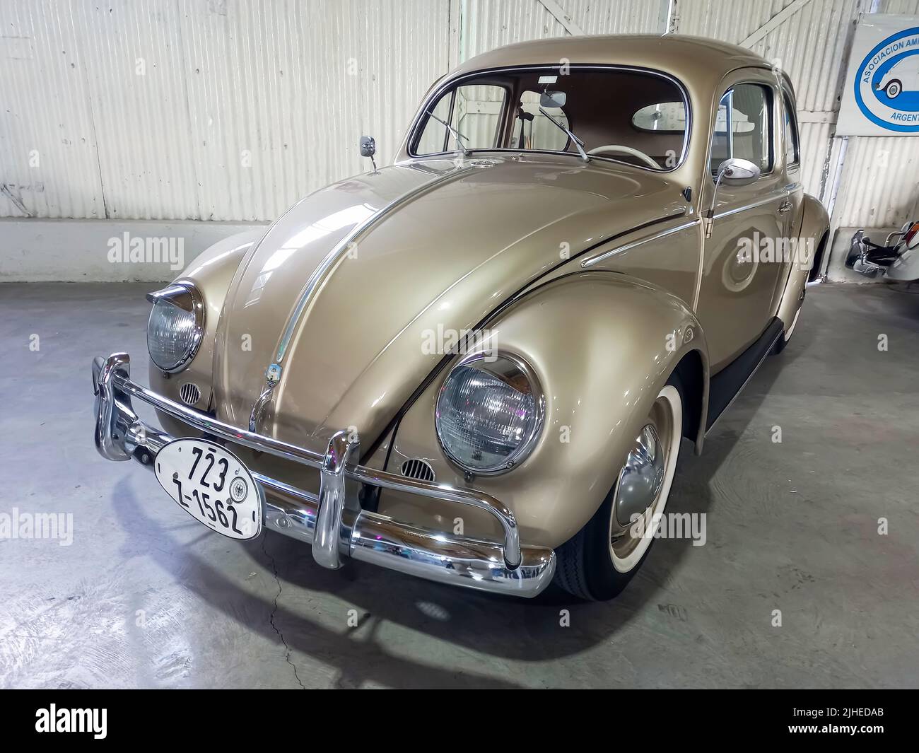 Vecchio popolare Volkswagen tipo 1 Beetle o Bug berlina, raffreddato ad aria, motore posteriore, economia in un magazzino. Expo Fierro 2022 mostra di auto classiche. Foto Stock