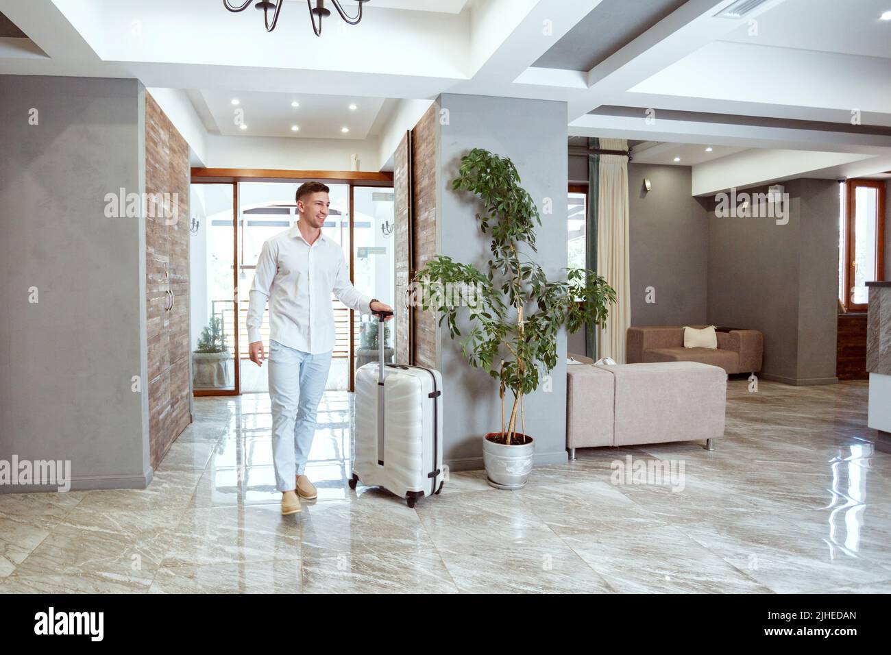 L'uomo alla reception dell'albergo. Foto Stock