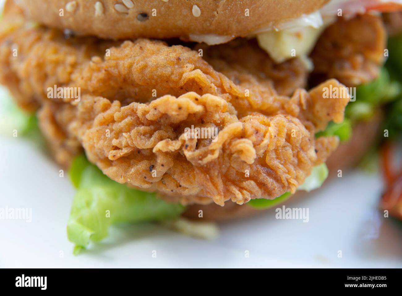 Un primo piano di un hamburger di pollo Foto Stock