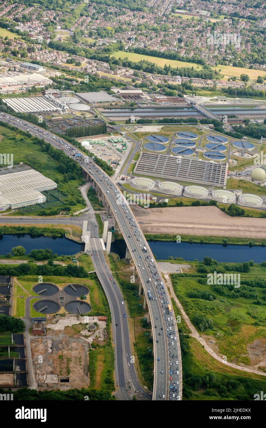 Una vista aerea dell'autostrada M60, a ovest di Manchester, mentre attraversa il Manchester Ship Canal, Inghilterra nord-occidentale, Regno Unito Foto Stock