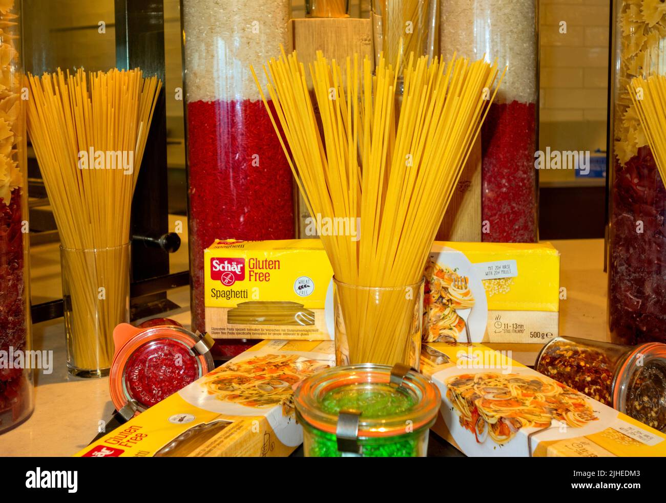 Mostra colorata di spaghetti senza glutine e riso Foto Stock