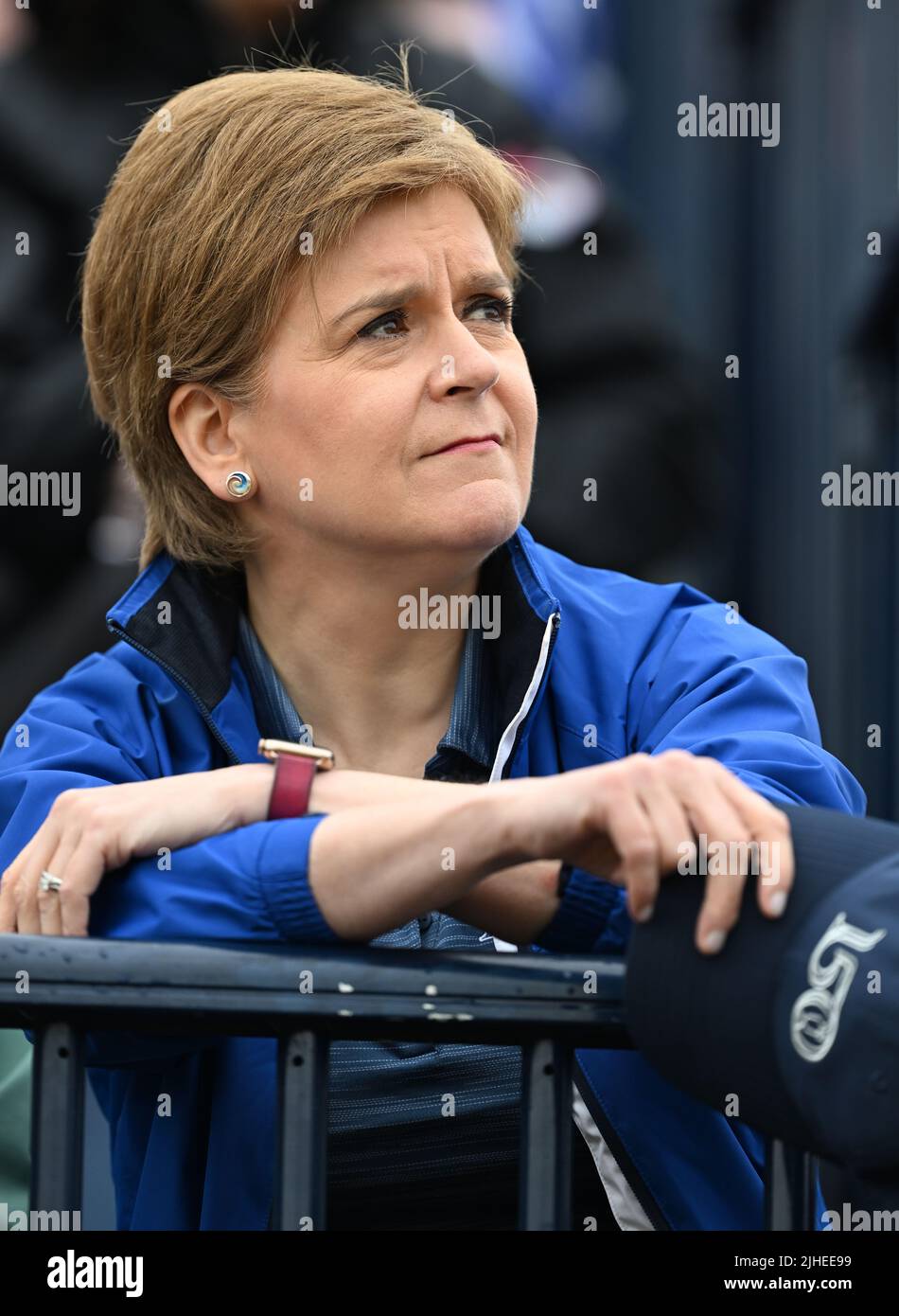 150th Open Golf Championships, The Old Course, St Andrews, luglio 15th 2022 Scotlands primo ministro Nicola Sturgeon orologi giocare dalla tribuna. Foto Stock