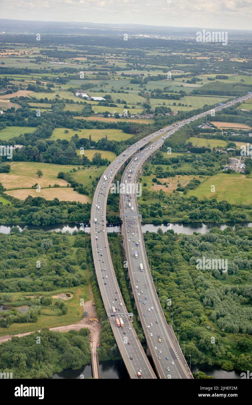 Una fotografia aerea di Thelwell Viaduct, prendendo l'autostrada M6 sopra il canale della nave di Manchester, vicino Warrington, Cheshire, Inghilterra nordoccidentale, Regno Unito Foto Stock
