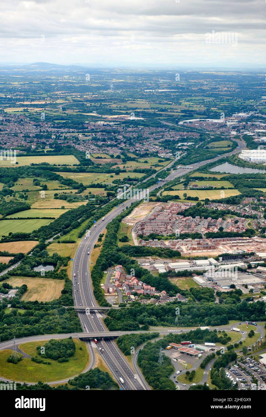 Una vista aerea della strada a pedaggio M6, vicino Cannock, West Midlands, UK, Shropshire colline in lontananza Foto Stock