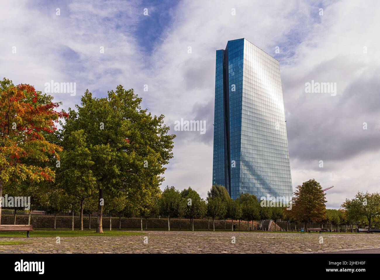 FRANCOFORTE A: MAIN, GERMANIA - OTTOBRE 10: Il banking Towers un'alba il 10 Ottobre 2021 a Francoforte sul meno, Germania Foto Stock