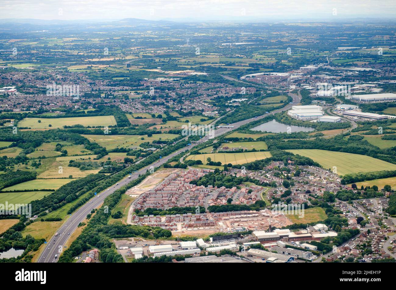 Una vista aerea della strada a pedaggio M6, vicino Cannock, West Midlands, UK, Shropshire colline in lontananza Foto Stock